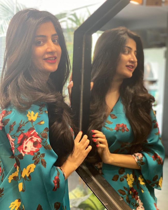 Poonam kaur Latest Instagram Pictures